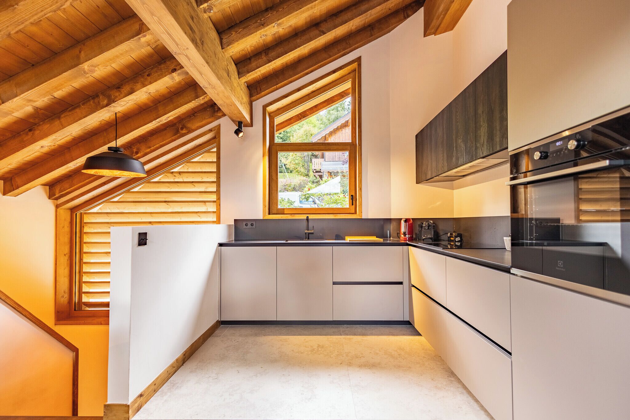 Frigorífico, microondas, horno y placa de cocina