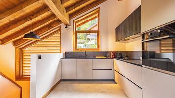 Frigorífico, microondas, horno y placa de cocina