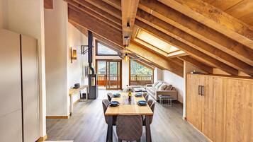 Una televisión, un reproductor estéreo