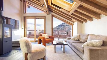 Una televisión, un reproductor estéreo