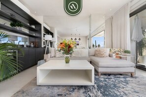 Apartment, Mehrere Betten, Balkon, Meerblick (VistaVela II PH 2607) | Wohnbereich