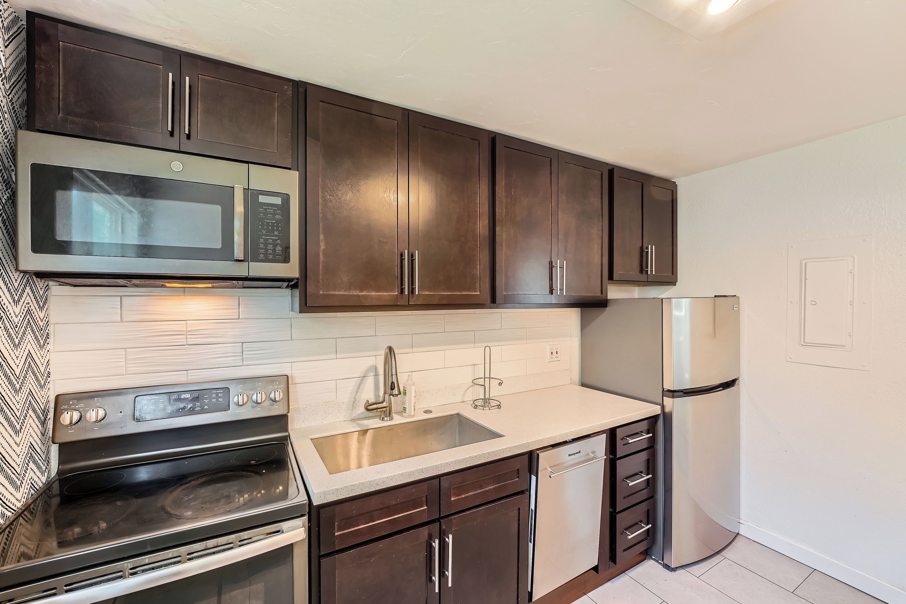 Fridge, microwave, oven, stovetop