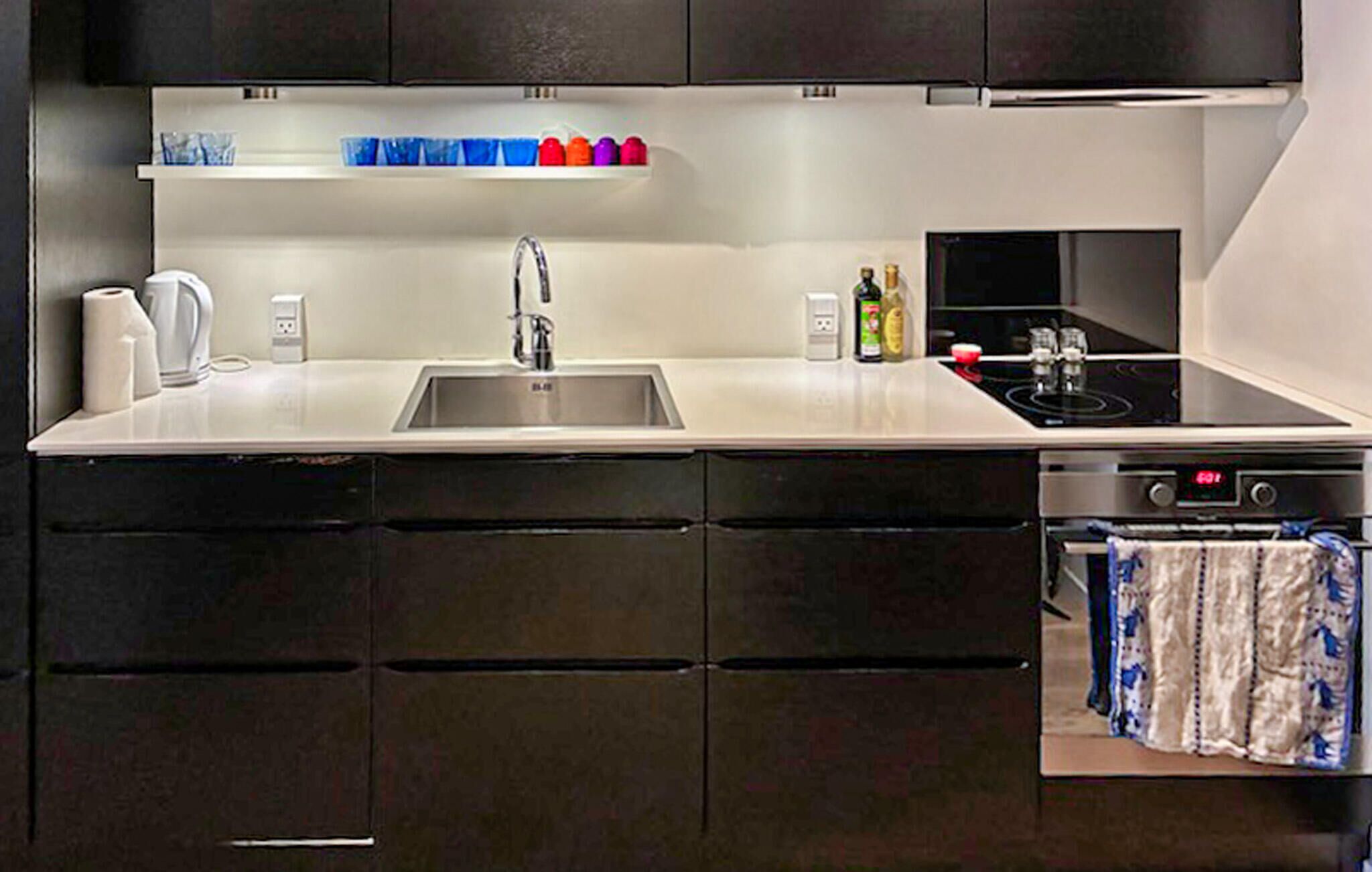 Fridge, coffee/tea maker