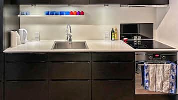 Kjøleskap og kaffetrakter/tekoker