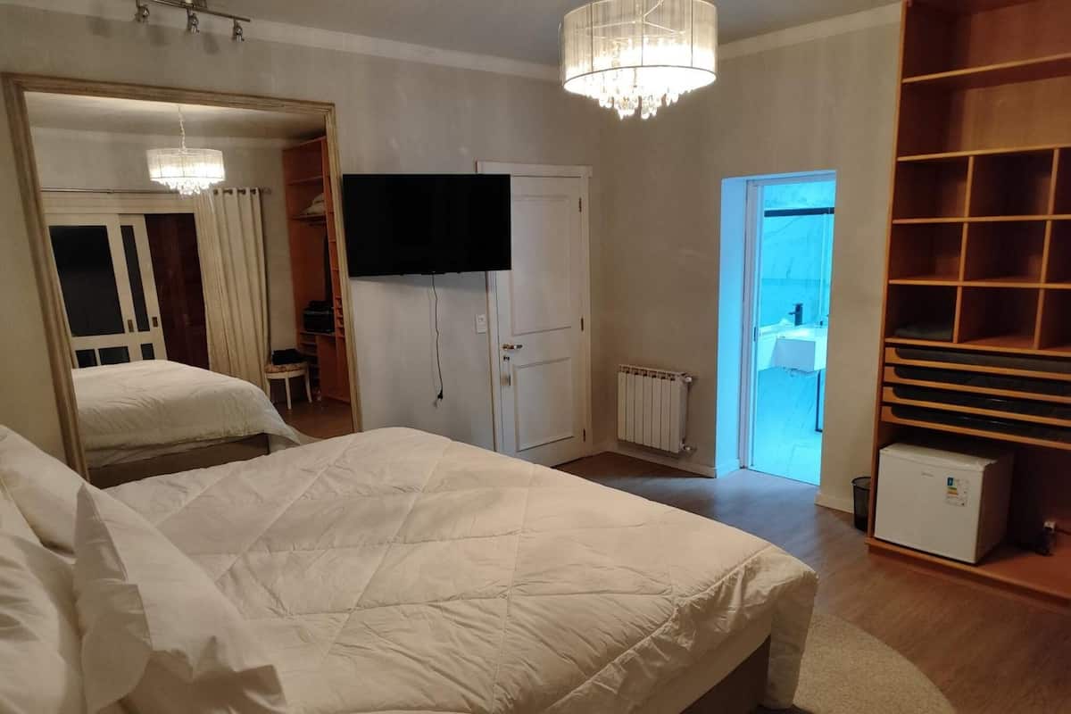 Quarto casal luxo, varanda coberta, vista para a cidade | Wi-Fi de cortesia