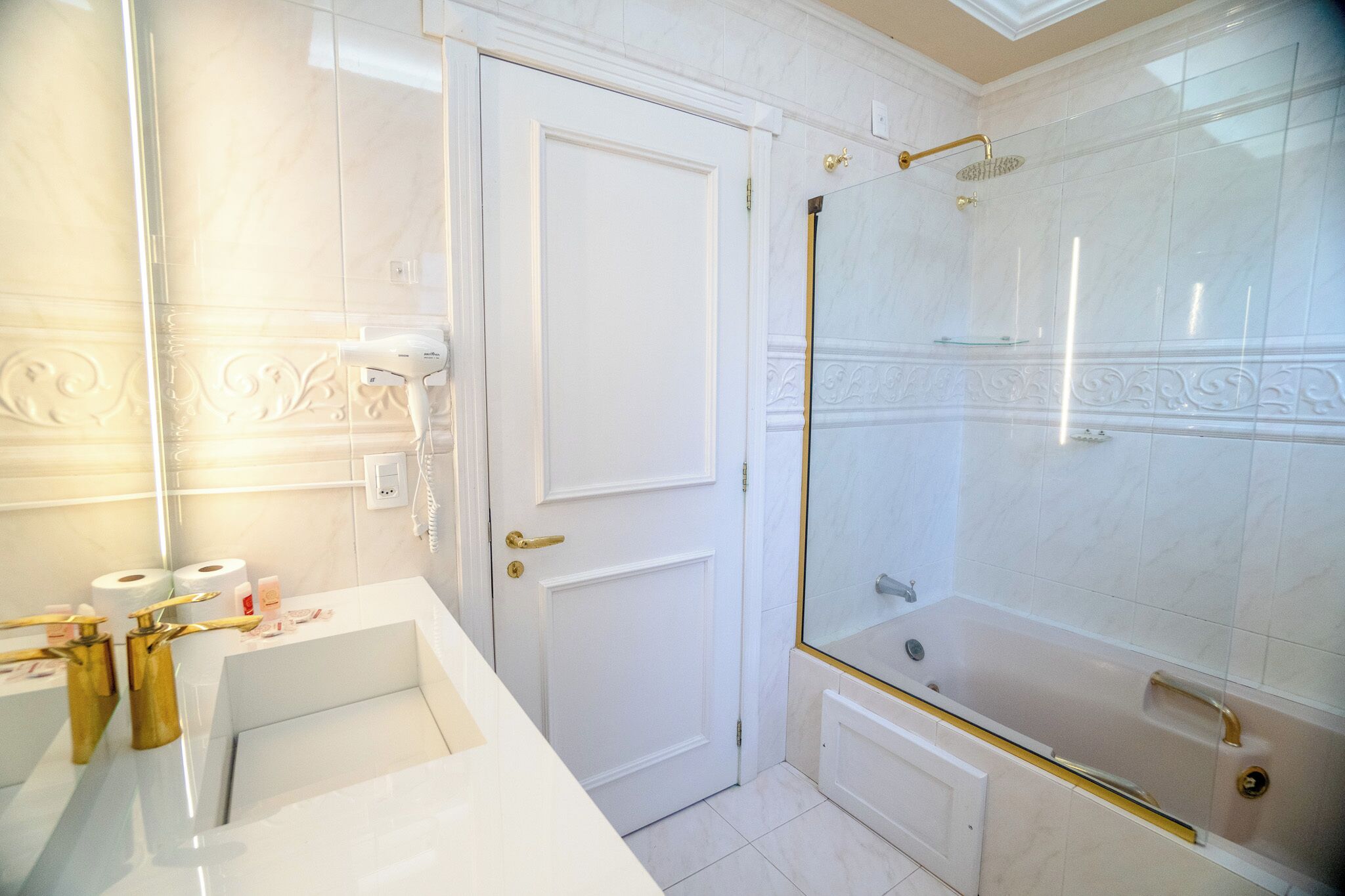 Ein Badezimmer mit Dusche, Toilette und Waschbecken.