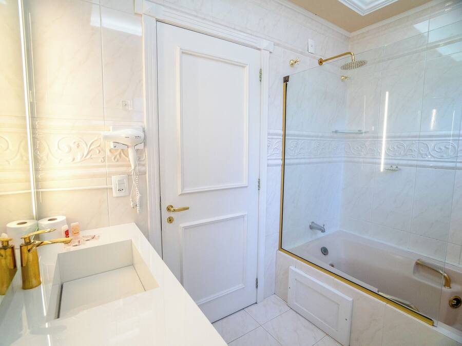 Ein Badezimmer mit Dusche, Toilette und Waschbecken.