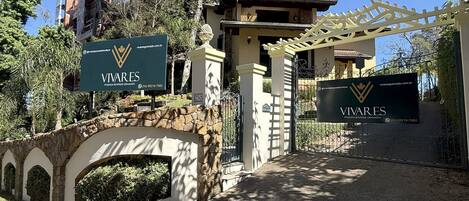 Fachada de la propiedad