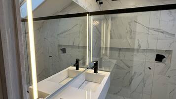 Quarto casal luxo, varanda coberta, vista para a cidade | Banheiro