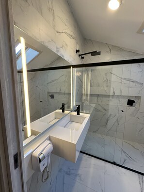 Deluxe Double Room, Lanai, City View | Bathroom