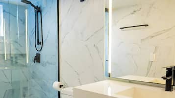 Deluxe Double Room | Bathroom