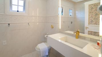 Superior Double Room | Bathroom