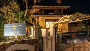Ein verschlossener Eingang zu einem Boutique-Hotel mit einem Schild, das den Namen und die Kontaktdaten des Hotels zeigt.