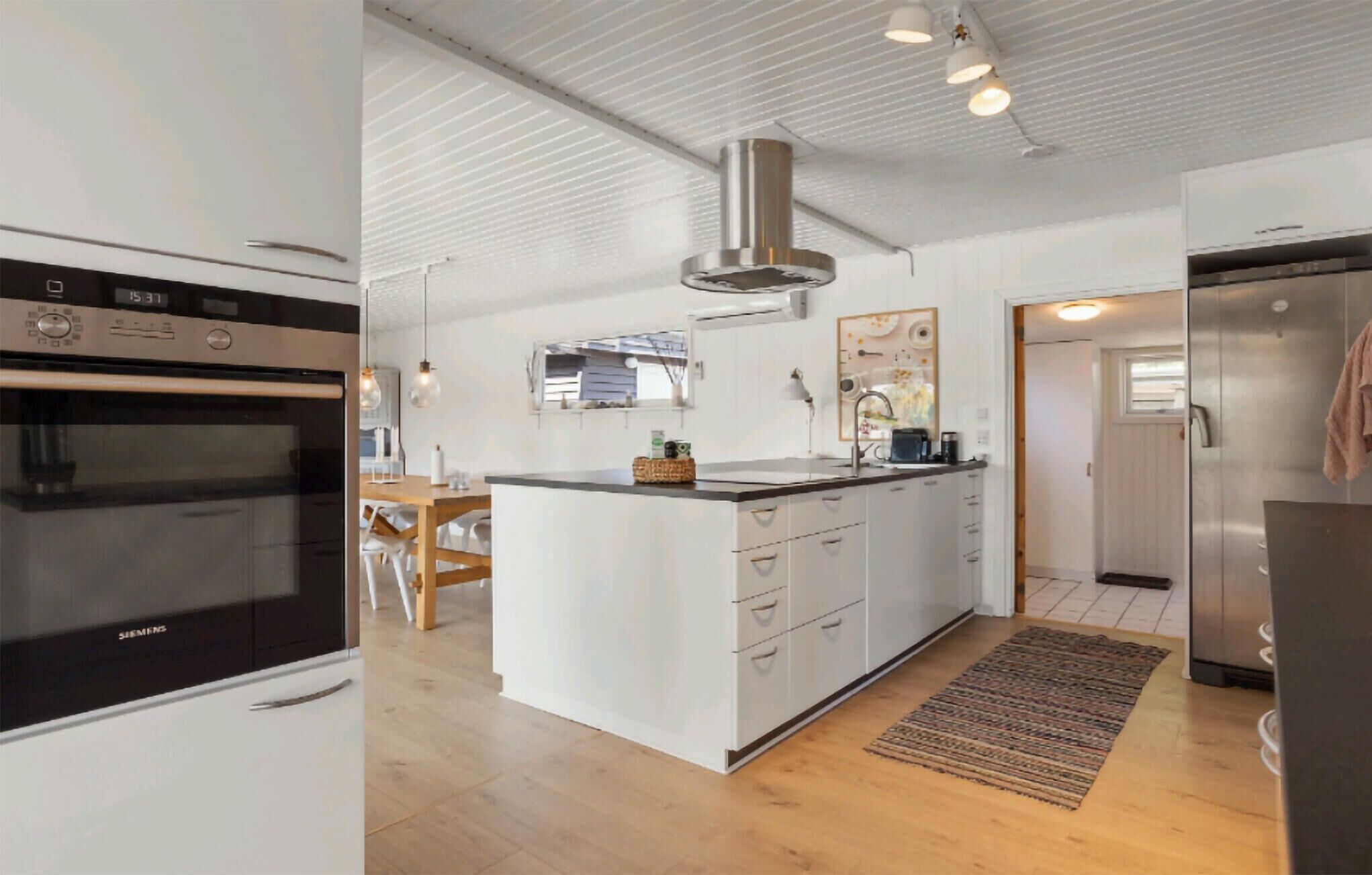 Kühlschrank, Geschirrspüler, Wasserkocher mit Kaffee-/Teezubehör