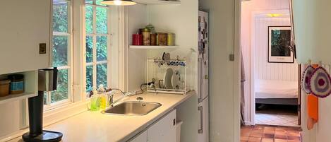 Fridge, stovetop, coffee/tea maker