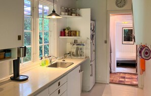 Kühlschrank, Herdplatte, Wasserkocher mit Kaffee-/Teezubehör