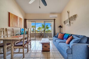 Departamento, 1 cama Queen size y sofá cama, balcón, vista al océano (Viva Condominiums Viva 28) | Área de sala de estar | Televisión de pantalla plana de 42 pulgadas con canales digitales 