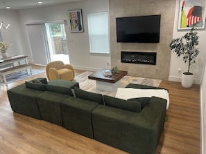 Smart TV, fireplace