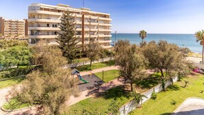 A multi-story building with balconies overlooking a beach. - Cozy apartment in Fuengirola (Fuengirola)