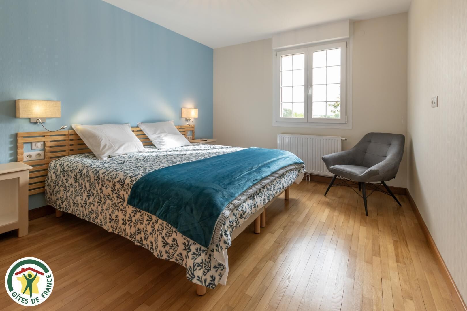 Cuna de viaje, wifi gratis y ropa de cama 