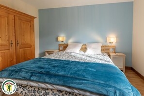 Travel cot, free WiFi, bed sheets