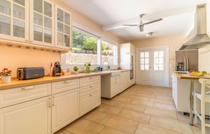 Fridge, oven, stovetop, coffee/tea maker