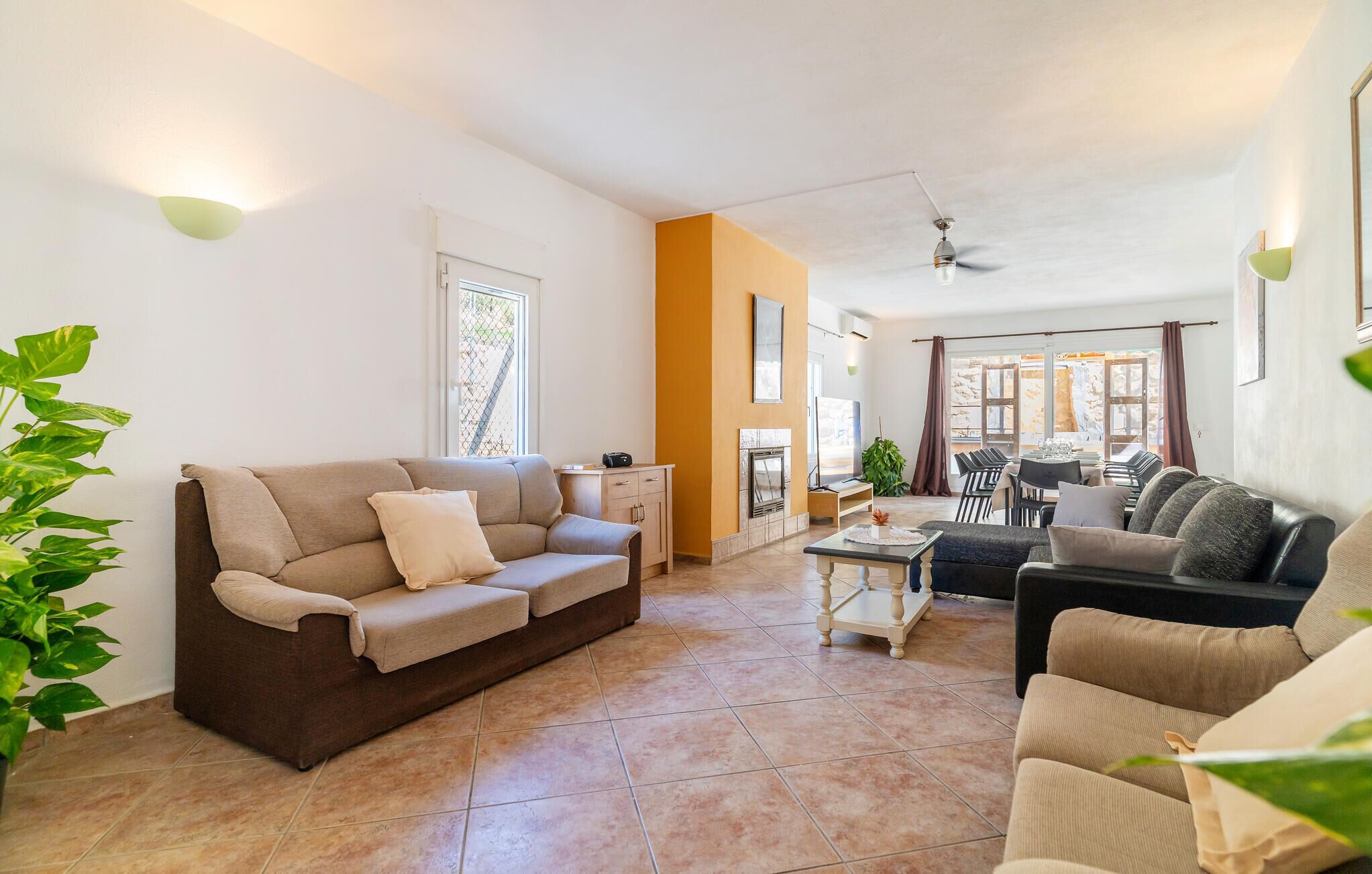 Una Smart TV, una chimenea