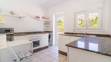 Fridge, oven, stovetop, coffee/tea maker