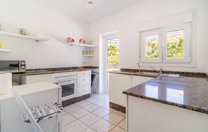 Fridge, oven, stovetop, coffee/tea maker