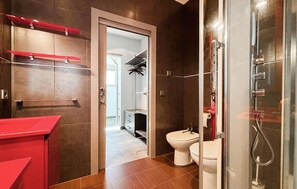 Shower - Gorgeous home in Yecla (Yecla)