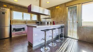 Fridge, oven, stovetop, dishwasher