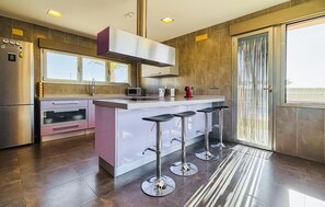 Kjøleskap, ovn, kokeplater og oppvaskmaskin