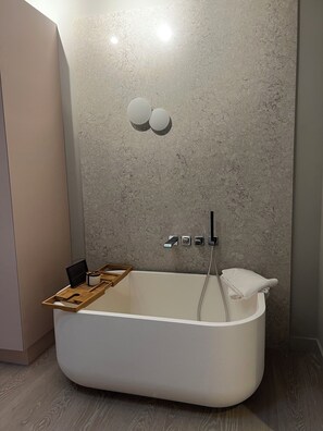Shower, hair dryer, towels, soap - One bedroom, one bathroom luxury residence with concierge services & Laundry (Toronto)