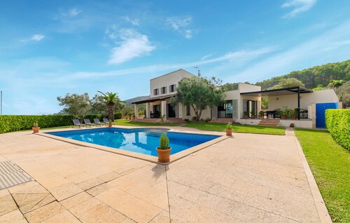 Awesome home in Arta with private swimming pool, can be inside or outside