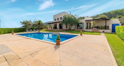 Awesome home in Arta with private swimming pool, can be inside or outside