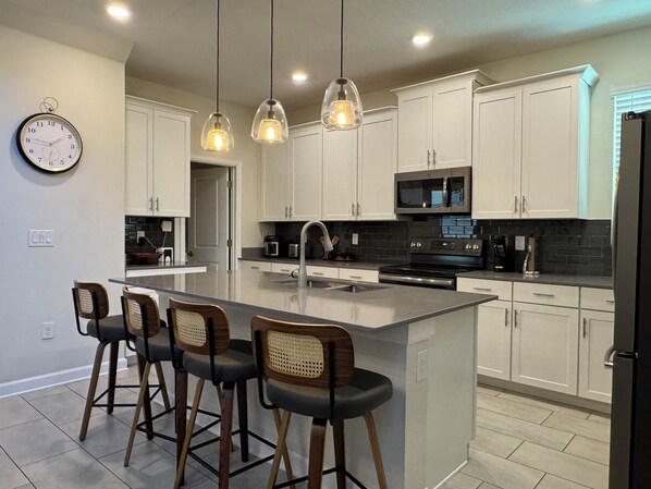 Four à micro-ondes, un four, surface de cuisson, lave-vaisselle