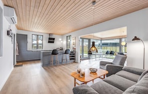 Smart TV, fireplace, stereo