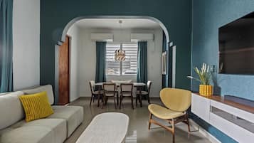 Apartment, 3 Bedrooms, Non Smoking, Kitchen | Living area