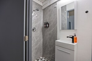 Apartment, 3 Bedrooms, Non Smoking, Kitchen | Bathroom