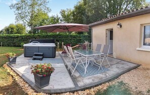 Outdoor dining - 1 bedroom stunning home in Saint-Martial-De-Nabir (Saint-Martial-De-Nabir)