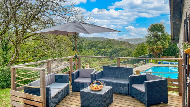 A deck with wicker furniture and a pool. - Awesome home in Beauregard-de-Terrasso (Beauregard-de-Terrasso)