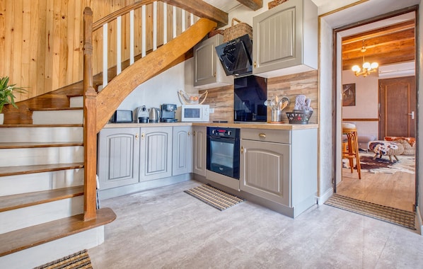 Fridge, oven, stovetop, dishwasher