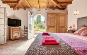 3 bedrooms, iron/ironing board, travel crib, free WiFi