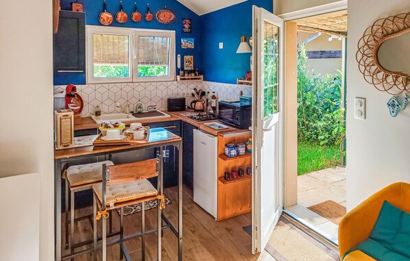 Réfrigérateur, four à micro-ondes, un four, surface de cuisson