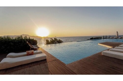 Spacious 2+1 Suite w/ Terrace