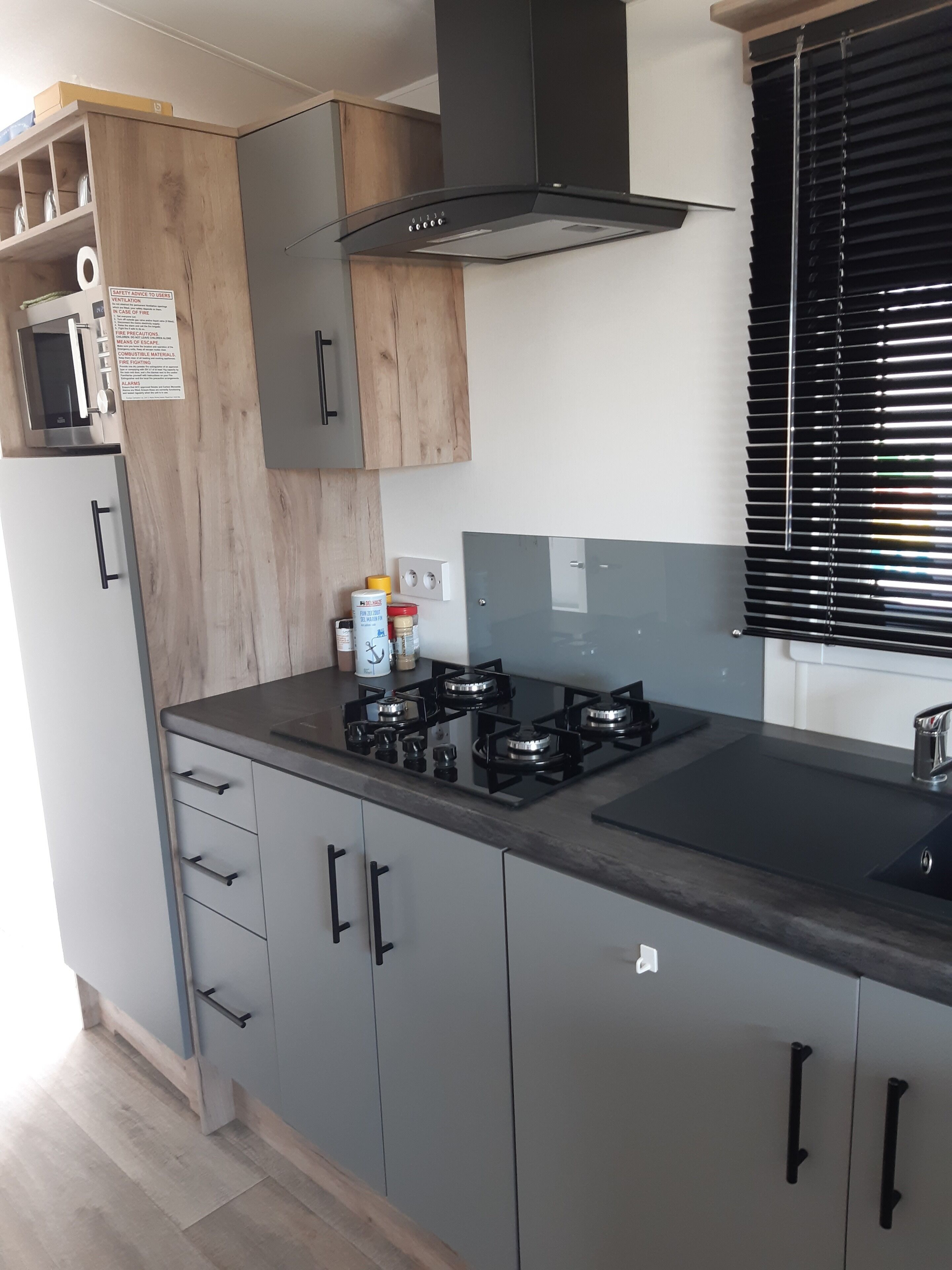 Een koelkast, een microgolfoven, een kookplaat