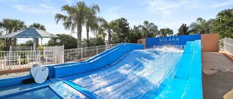 Een buitenzwembad en een verwarmd zwembad