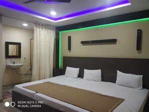 9 bedrooms, iron/ironing board, WiFi, bed sheets