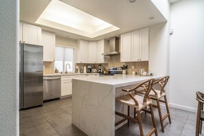 Microwave, oven, stovetop, dishwasher - The Grey House, A Modern Pool Home in La Quinta (La Quinta)