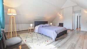 A bedroom with a bed, a standing lamp, a chair, and a rug. - 3 bedroom pet friendly home in Joganville (Joganville)